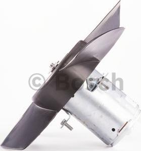 BOSCH 9 130 451 090 - Elettromotore, Ventola radiatore www.autoricambi360.it