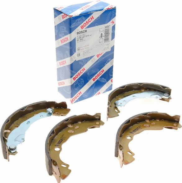 BOSCH 0 986 487 819 - Kit ganasce freno www.autoricambi360.it